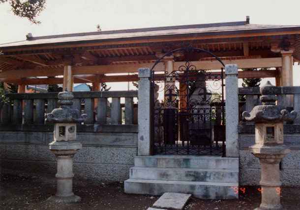 岡部六弥太の墓近景