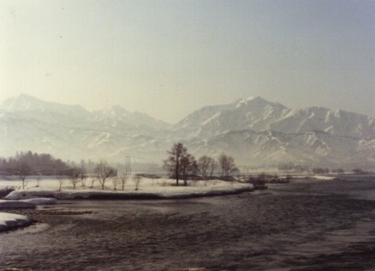 我が故郷魚沼市 雪の越後三山と魚野川 (昭和53.4)