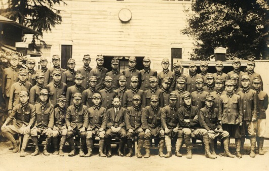 逓信官吏練習所 卒業記念 (昭和19.8) 前列左から5人目が私