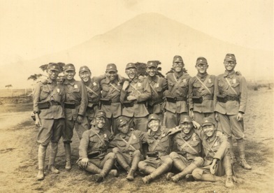 野外教練 冨士山麓滝が原廠舎 (昭和19.8) 前列中央が私