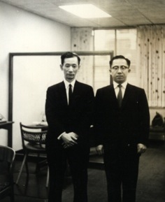 事務所にて有竹所長と (昭和37.6)