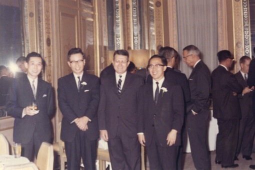 KDD主催レセプション ワルドル不アストリア (昭和38.10)<br />左から二人目、増田(後の社長)