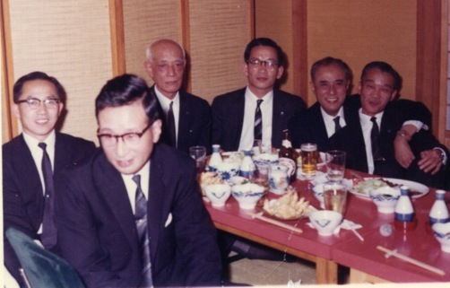 社長一行と (昭和38.10)<br />左より高橋、増田経理部長、浜口雄彦社長、笹本所長、新堀常務、木下秘書課長