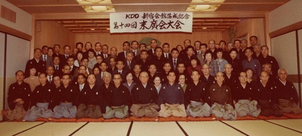 KDD�V�h��ٗ����L�O�@��P�S�񖖍L����@���a�T�T�N�R��<br />�@�@�ÒrKDD��̂ق��A�e�T�[�N���̐搶���A���얾�G�A�a�J����A�n粎O�Y�̊e�搶���Q�����ꂽ