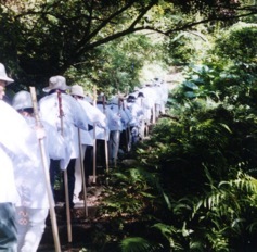 24�Ԏ��ˎR�Ō�莛�̂ւ��H�@�i��12.9�j