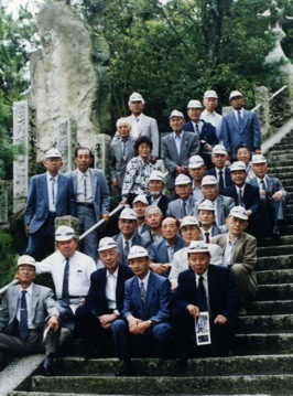 �j�ē�����q����O�ɂē����̐�F